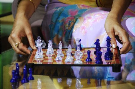 Téléchargez les photos : Pièces d'échecs sur une table - en image libre de droit