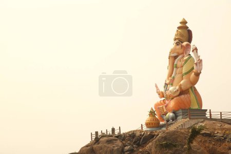 Foto de Estatua de Dios hindú en un templo - Imagen libre de derechos