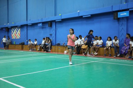 Téléchargez les photos : Fille jouant Badminton salle intérieure Hyderabad Inde 5 déc. 2022 - en image libre de droit