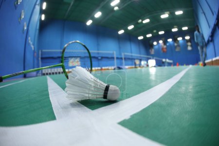 Téléchargez les photos : Navette à plumes blanches Badminton sur le terrain - en image libre de droit