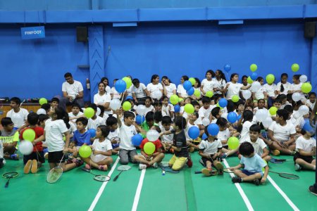 Téléchargez les photos : Enfants à Badminton salle intérieure 5 déc. 2022 Hyderabad Inde - en image libre de droit