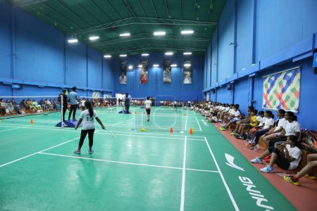 Téléchargez les photos : Enfants à Badminton salle intérieure 5 déc. 2022 Hyderabad Inde - en image libre de droit