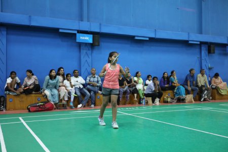 Téléchargez les photos : Fille jouant Badminton salle intérieure Hyderabad Inde 5 déc. 2022 - en image libre de droit