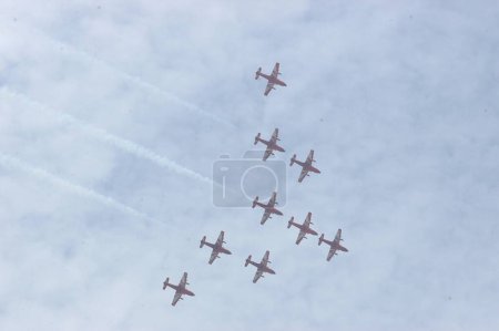 Foto de Formación de aviones de combate militares que vuelan - Imagen libre de derechos