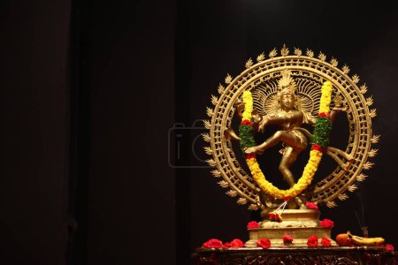 Foto de Nataraj God Statue on stage - Imagen libre de derechos