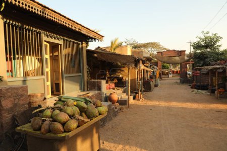 Téléchargez les photos : Stals de marché vides rue Inde - en image libre de droit