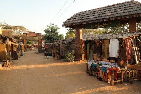 Téléchargez les photos : Stals de marché vides rue Inde - en image libre de droit