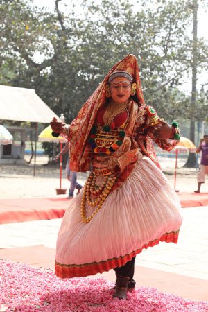Téléchargez les photos : Danseuse folklorique traditionnelle Munnar Kerala Inde 20 sept. 2023 - en image libre de droit