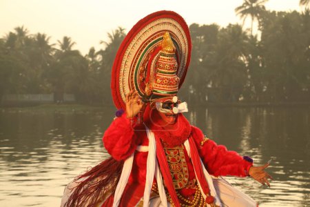 Téléchargez les photos : Kerala Danseuse traditionnelle masculine folklorique Kochi Inde 5 sept. 2023 - en image libre de droit