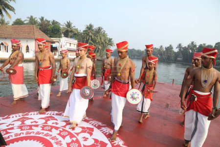 Téléchargez les photos : Kerala Danses folkloriques traditionnelles Kochi Inde 5 sept. 2023 - en image libre de droit