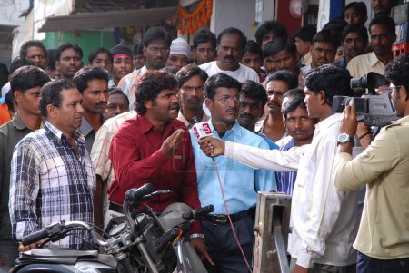 Foto de Reporteros entrevistan al público Hyderabad India 25 Nov 2023 - Imagen libre de derechos
