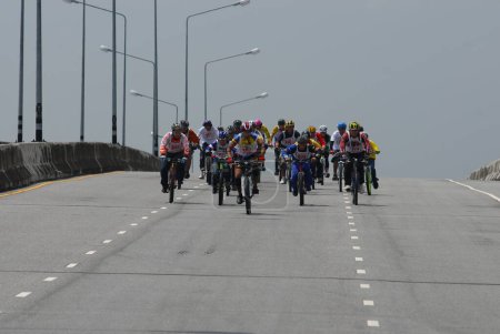 Foto de Gran grupo de ciclistas en la carrera de bicicletas masculinas Hyderabad India 05 de abril 2024 - Imagen libre de derechos