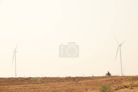 Motocycliste en zone rurale Inde