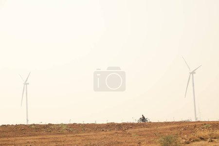 Motocycliste en zone rurale Inde