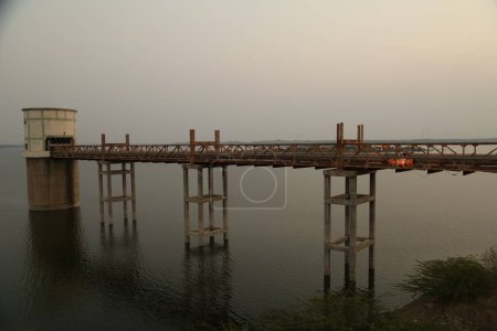 Rohre durch alte Brücke Sonnenuntergang Indien