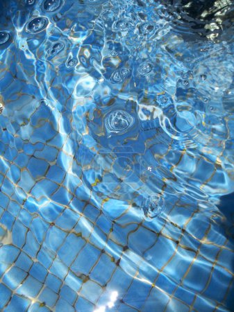 Téléchargez les photos : Vagues d'eau dans la piscine - en image libre de droit