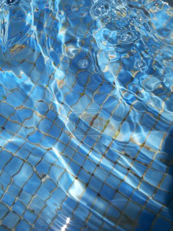 Téléchargez les photos : Vagues d'eau dans la piscine - en image libre de droit