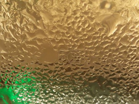 gouttes d'eau sur le verre de bière fraîche