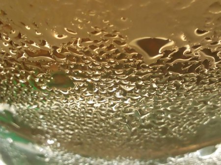 gouttes d'eau sur le verre de bière fraîche