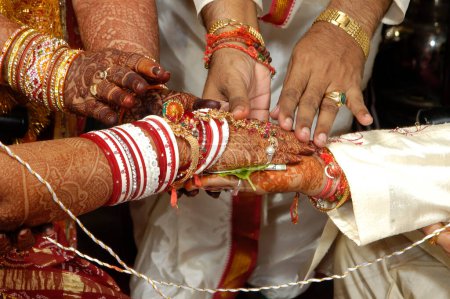 Foto de Nuevas manos de pareja en la boda tradicional hindú - Imagen libre de derechos
