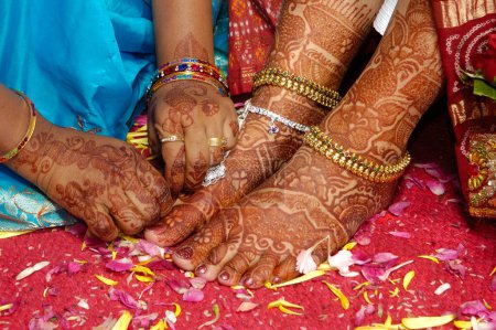 Foto de Nuevas manos de pareja en la boda tradicional hindú - Imagen libre de derechos