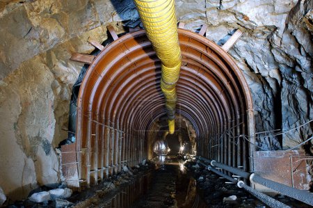 Cavando túnel a través de colina India
