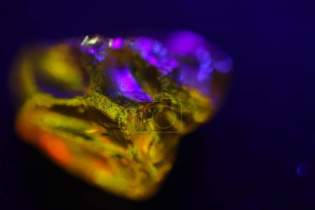 Téléchargez les photos : Diamant brut dans les lumières de couleur - en image libre de droit