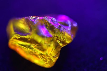 Téléchargez les photos : Diamant brut dans les lumières de couleur - en image libre de droit