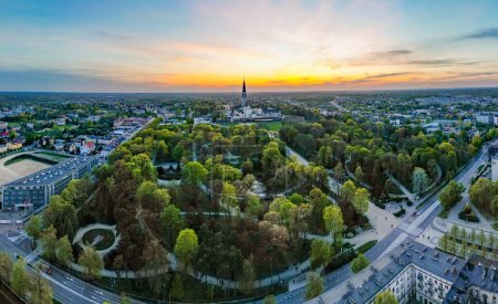Téléchargez les photos : Jasna Gora - Czestochowa - Pologne - Vue depuis le drone - en image libre de droit