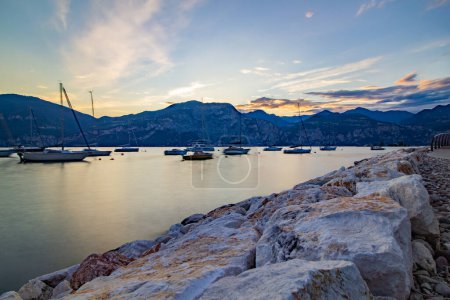 Foto de Lago di Garda y Alpes a su alrededor - Italia - Imagen libre de derechos