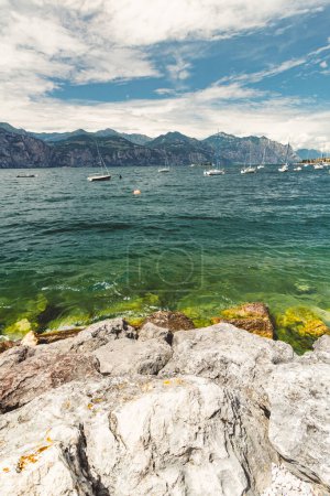 Foto de Lago di Garda y Alpes a su alrededor - Italia - Imagen libre de derechos