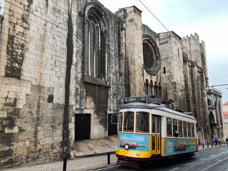 Foto de Amarillo azul retro tranvía antiguo edificio histórico día nublado lisbon portugal - Imagen libre de derechos