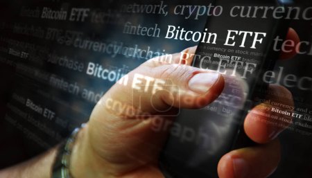Bitcoin ETF BTCETF fonds d'investissement médias sociaux sur l'affichage. Recherche sur tablette, pad, téléphone ou smartphone à la main. Concept abstrait de titres de nouvelles Illustration 3D.