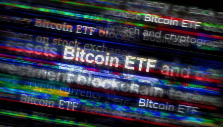 Bitcoin ETF BTCETF Fund Investment Schlagzeilen in internationalen Medien. Abstraktes Konzept von Nachrichtentiteln auf Rauschdisplays. TV-Panne Effekt 3D-Illustration.