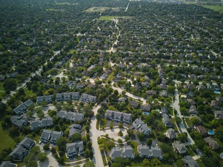 Foto de Drone view of american suburb at summertime. Establishing shot of neighborhood. . High quality 4k footage - Imagen libre de derechos