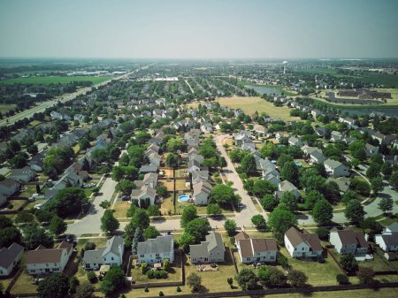 Téléchargez les photos : Vue aérienne des arbres, des maisons résidentielles et des cours près de la ville. . Photo de haute qualité - en image libre de droit
