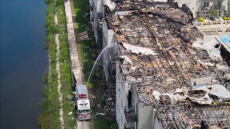 Téléchargez les photos : Toit de l'appartement endommagé après avoir été brûlé par le feu. Vue aérienne. Photo de haute qualité - en image libre de droit