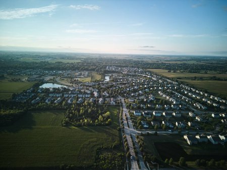 Téléchargez les photos : Au-dessus de la photo aérienne large des maisons résidentielles et des cours en banlieue. Photo immobilière. Photo de haute qualité - en image libre de droit