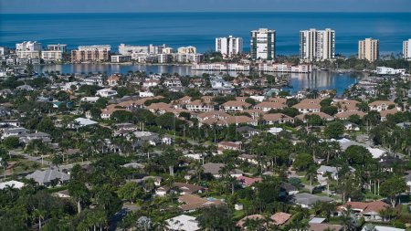 Téléchargez les photos : Photo aérienne de Homes à Naples. En Floride. Grande photo de l'immobilier. Photo de haute qualité - en image libre de droit