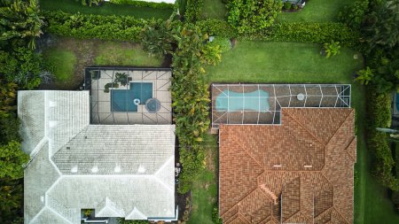 Téléchargez les photos : Vue ci-dessus de projeté dans la piscine et lanai dans les maisons de la Floride. Photo de haute qualité - en image libre de droit