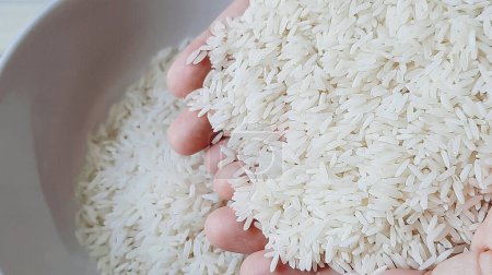 Foto de Arroz blanco, arroz jazmín, en las manos de la gente, vista superior. - Imagen libre de derechos