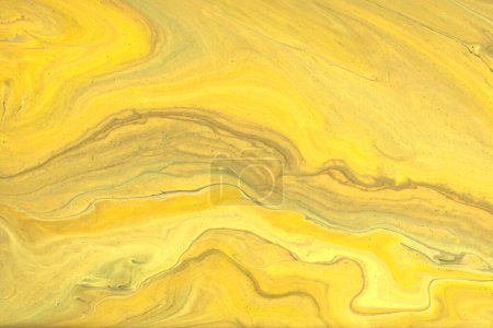Foto de Patrón de tinta de fondo de textura de mármol amarillo abstracto con líneas onduladas de colores. moderno estilista amarillo mármol líquido fondo abstracto hecho con arte fluido - Imagen libre de derechos