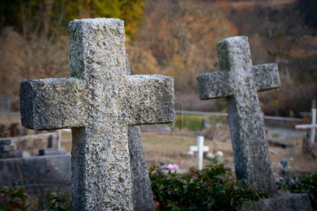 Téléchargez les photos : Une image de deux grandes croix de pierre altérée dans un vieux cimetière. - en image libre de droit