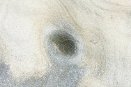 Ein abstraktes Bild der natürlichen Textur des rauen Sandsteins mit einer abgenutzten Rille in der Mitte. 