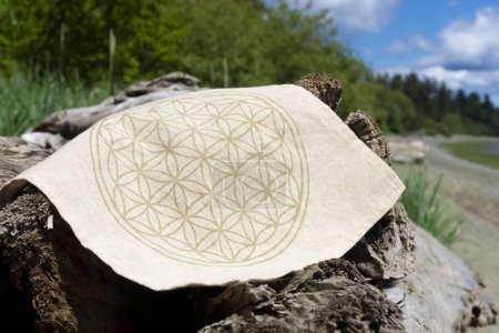 Une image d'un tissu de grille de géométrie sacrée utilisé avec des cristaux de guérison pour apporter l'équilibre spirituel et l'harmonie. 