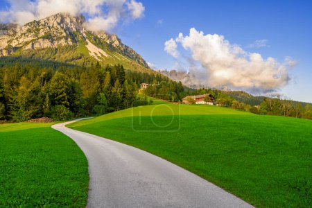 Téléchargez les photos : Route de campagne dans les Alpes du Kaiser au Tyrol - en image libre de droit