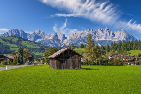 Foto de Paisaje con las montañas del Káiser en los Alpes de Austria en el pueblo de Reith - Imagen libre de derechos