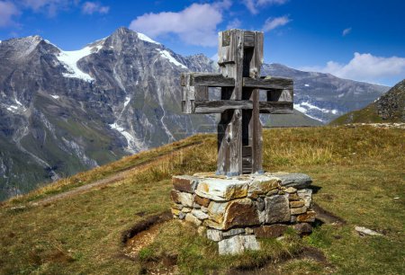 Foto de Cruce de la cumbre en la carretera alpina Grossglockner hig en las montañas del Alto Tauern - Imagen libre de derechos
