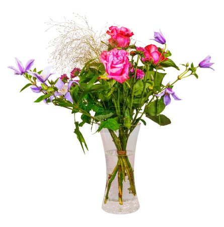 Foto de Primer plano de un arreglo floral aislado en un jarrón de vidrio - Imagen libre de derechos