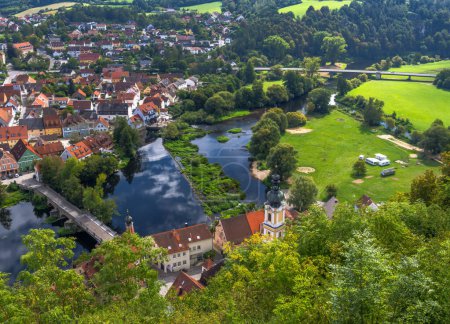 Luftaufnahme über dem Dorf Kallmünz in Bayern